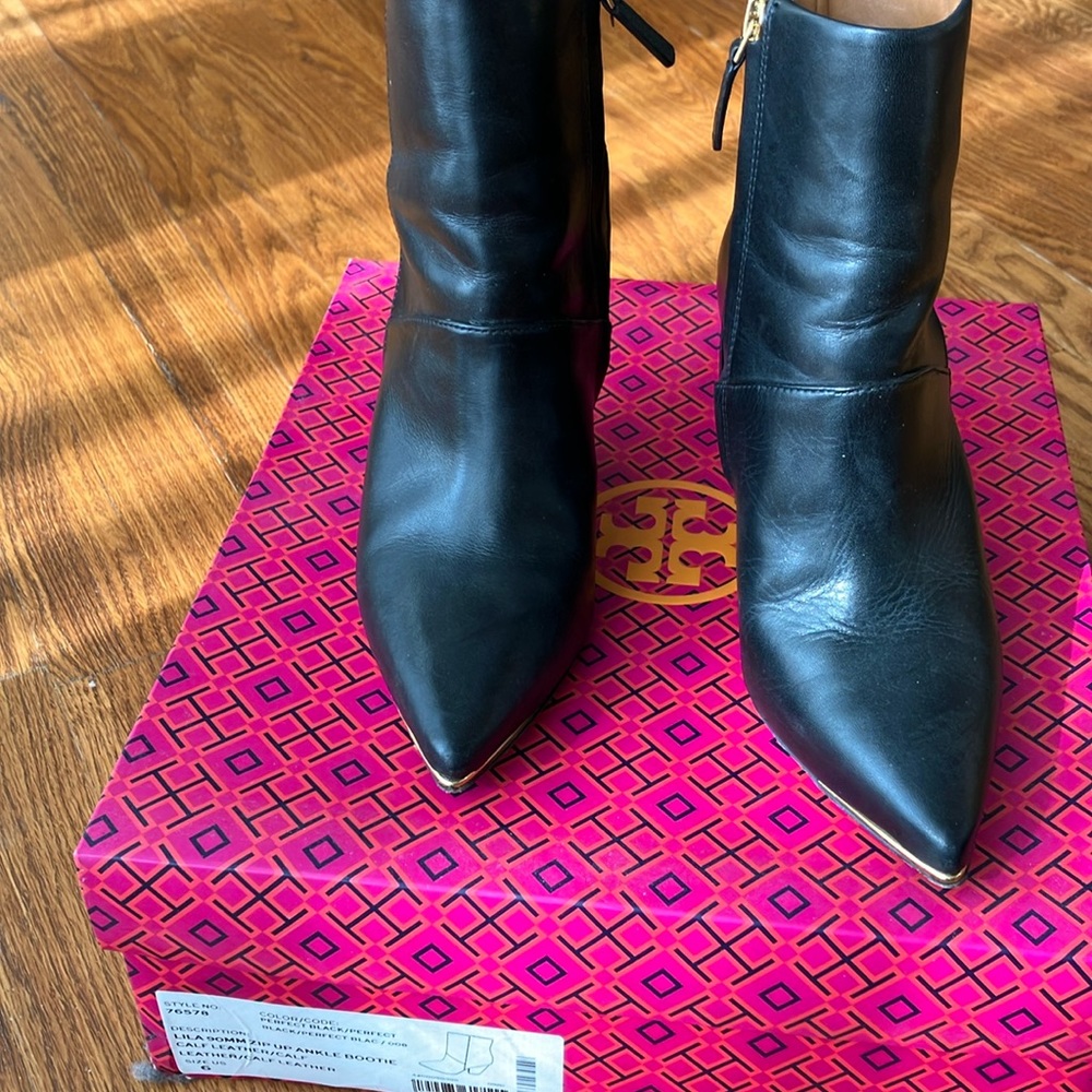 Tori Burch size 6 black gold tip ankle boot